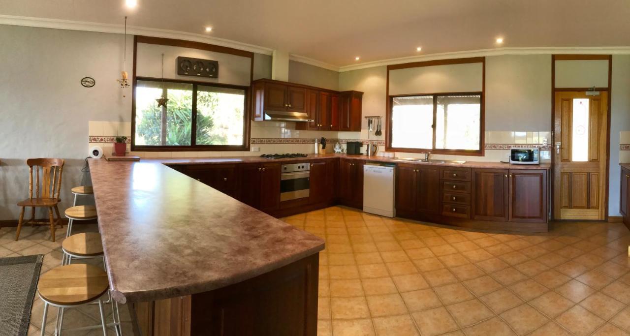 Bee'S Place - 3 Bedroom Home On 10 Acres Of Land With Distant Ocean Views Emu Bay 외부 사진