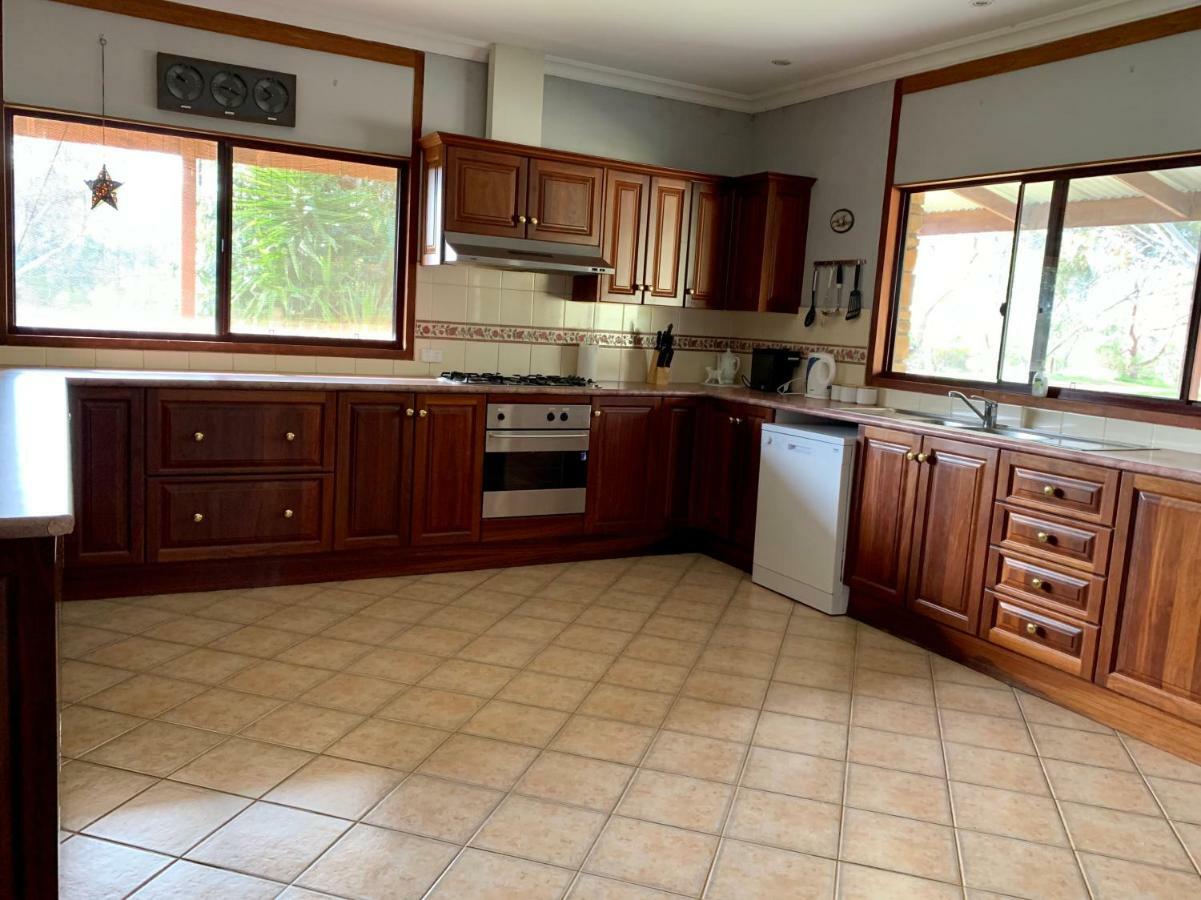 Bee'S Place - 3 Bedroom Home On 10 Acres Of Land With Distant Ocean Views Emu Bay 외부 사진
